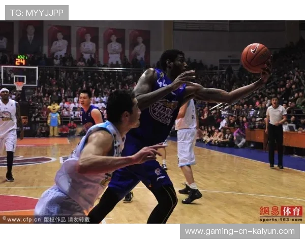 篮球猛男意外“制造奇迹”！抢篮板撞坏技术台的背后故事