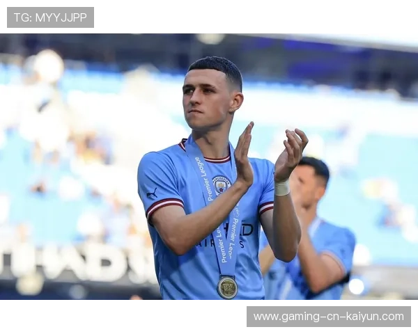 曼城福登中路扑倒后迅速爬起推射得分，展现不屈精神与无畏决心